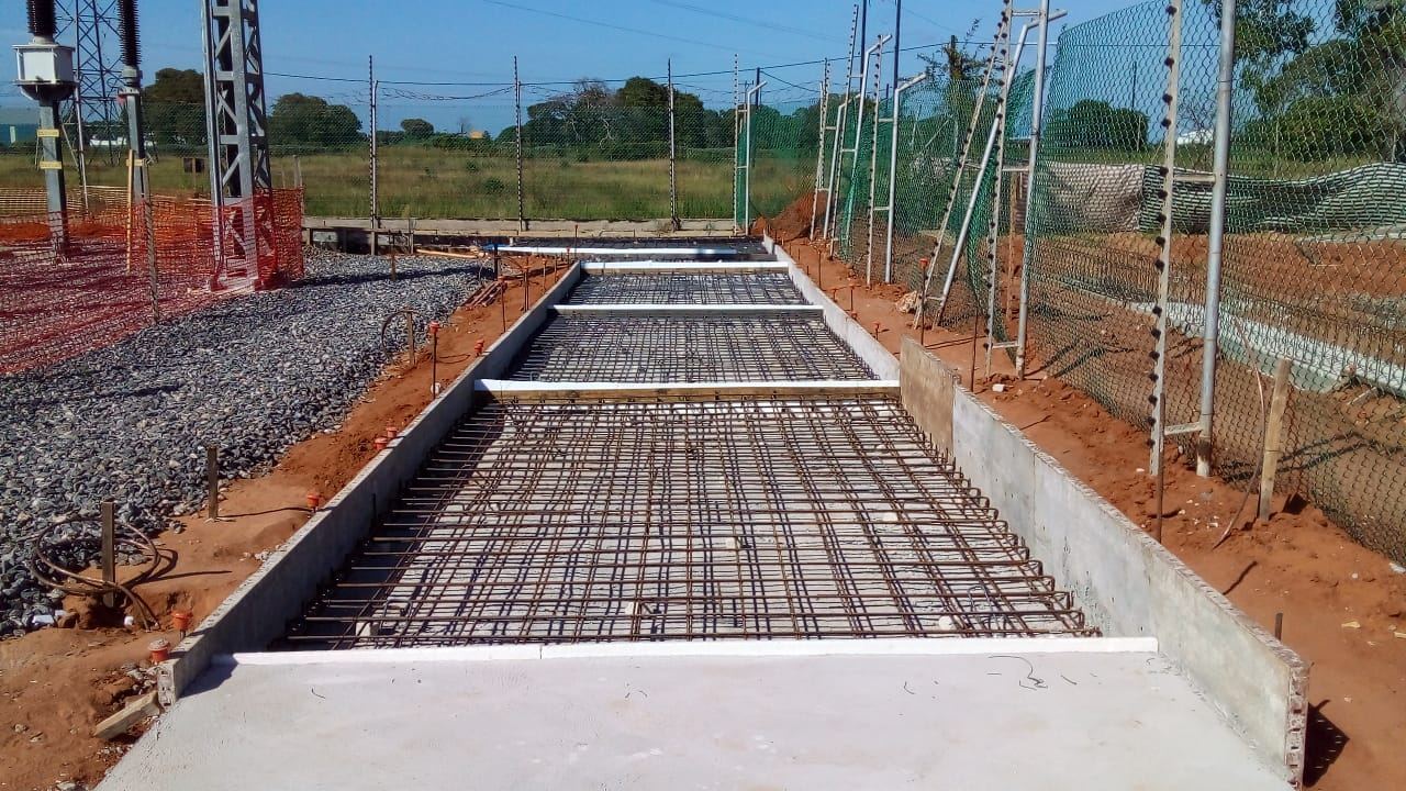 Canal de drenagem em betão concluído em zona de obra
