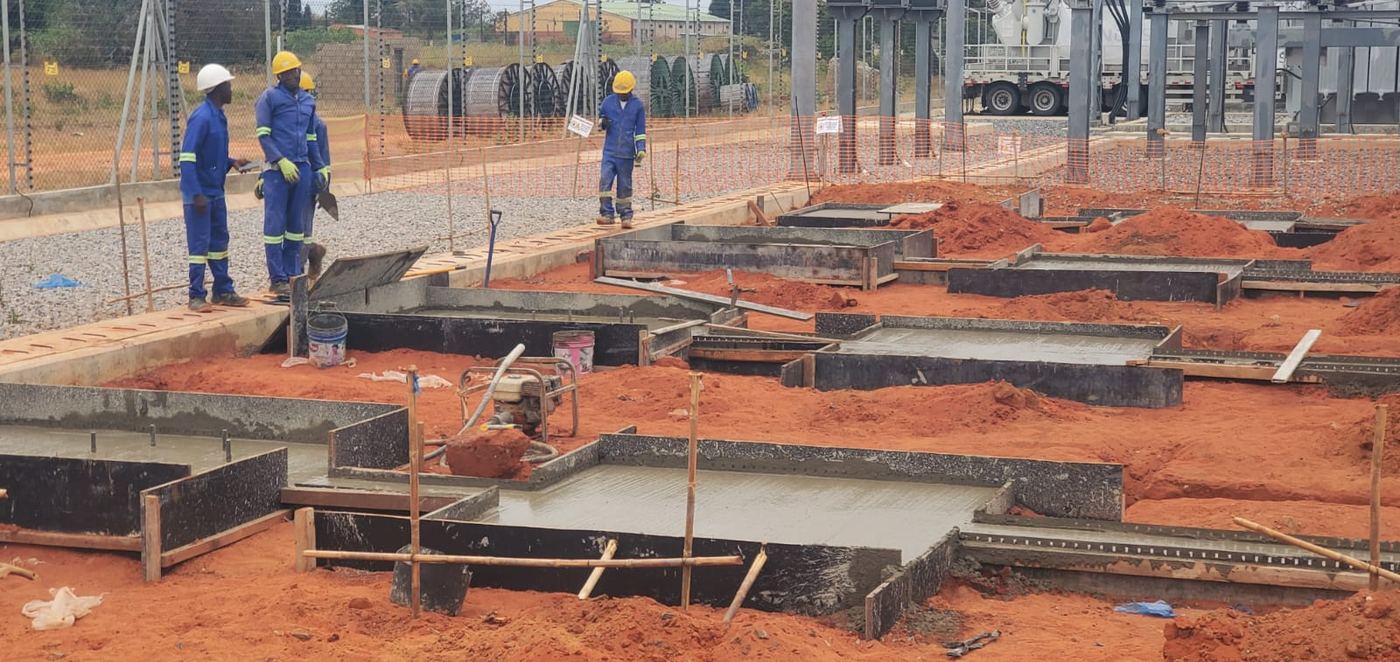 Equipa junto a cofragens e fundações em obra