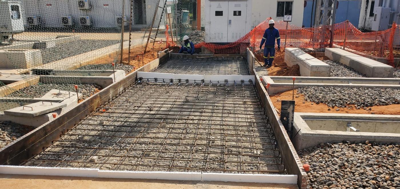 Área betonada concluída junto a edifícios