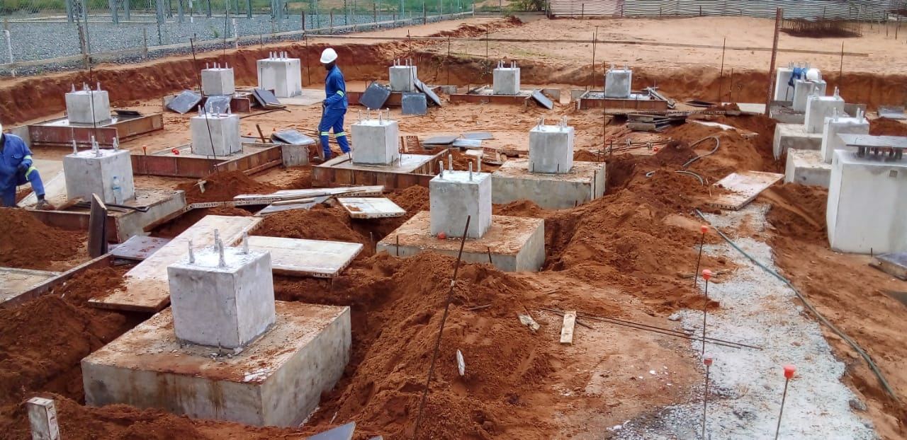 Conjunto de maciços de fundação executados em terreno preparado