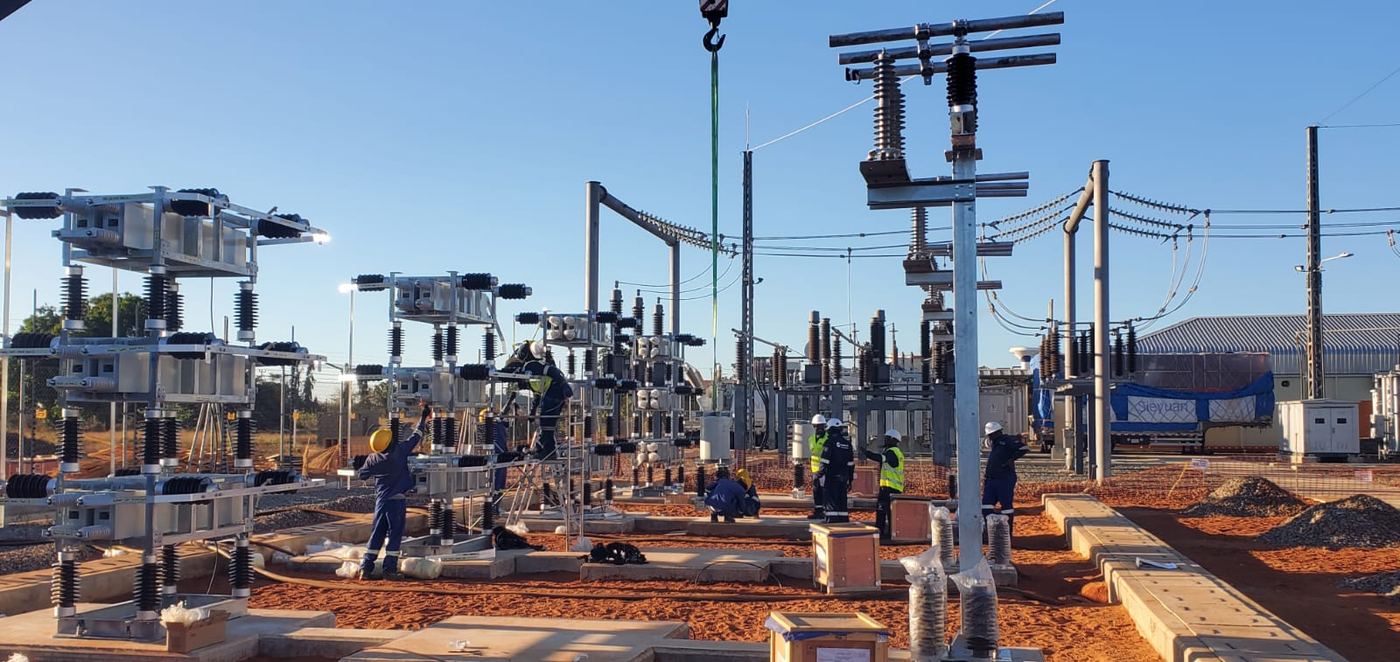 Panorâmica de uma frente de obra com equipa e estruturas metálicas